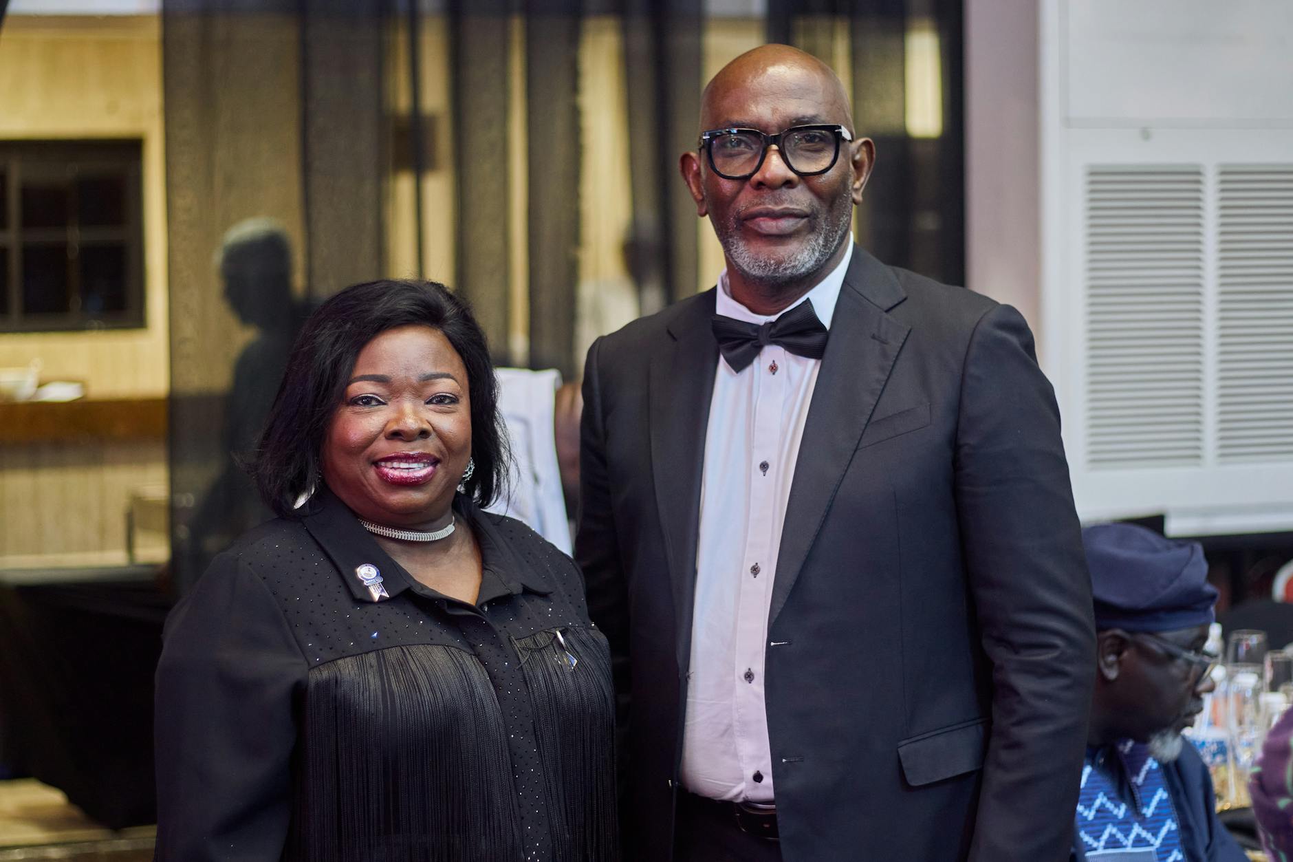 Elegancka para w strojach wieczorowych na balu charytatywnym