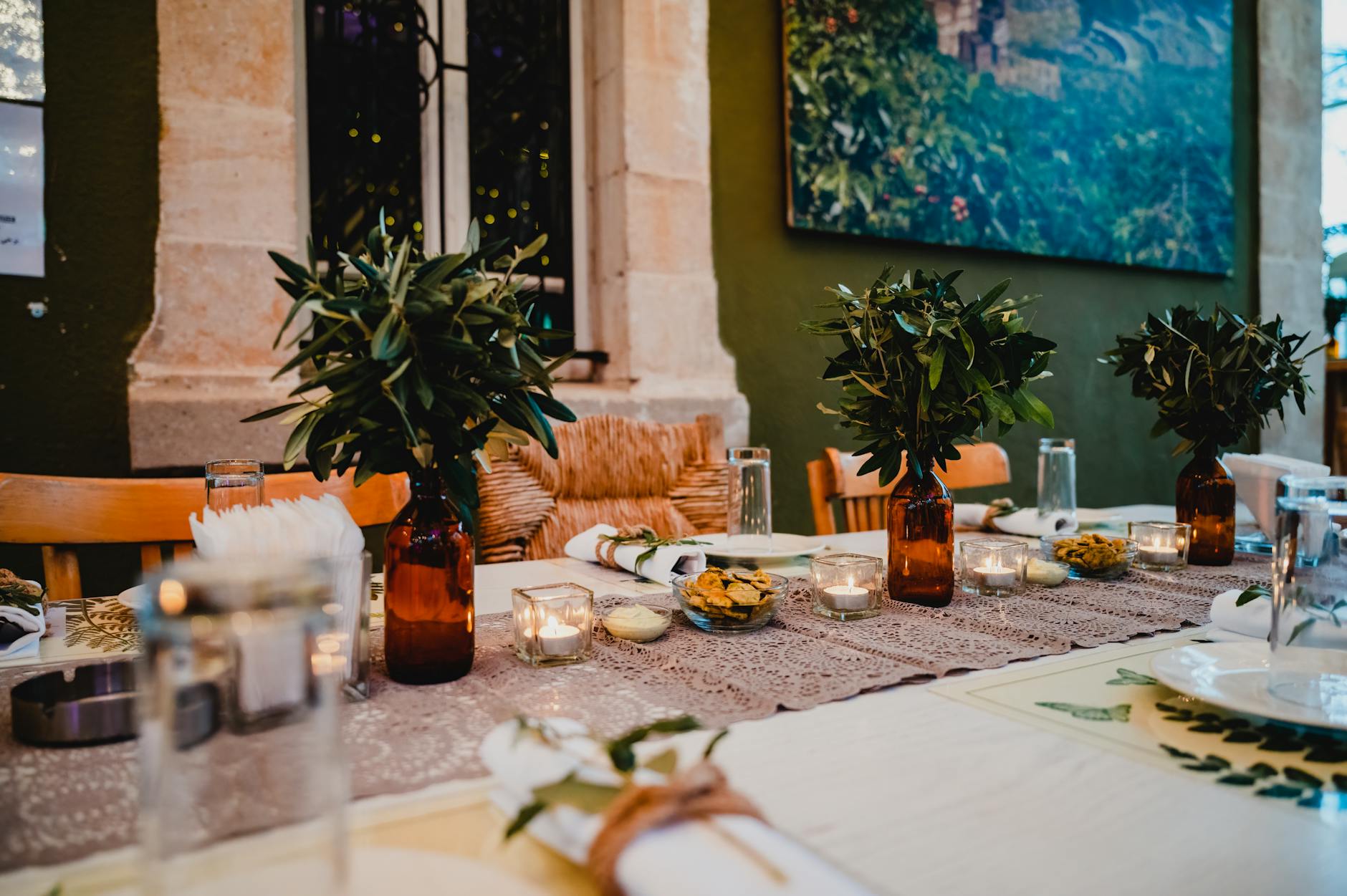 Elegancko nakryty stół plenerowy z świecami i roślinami w Ammanie