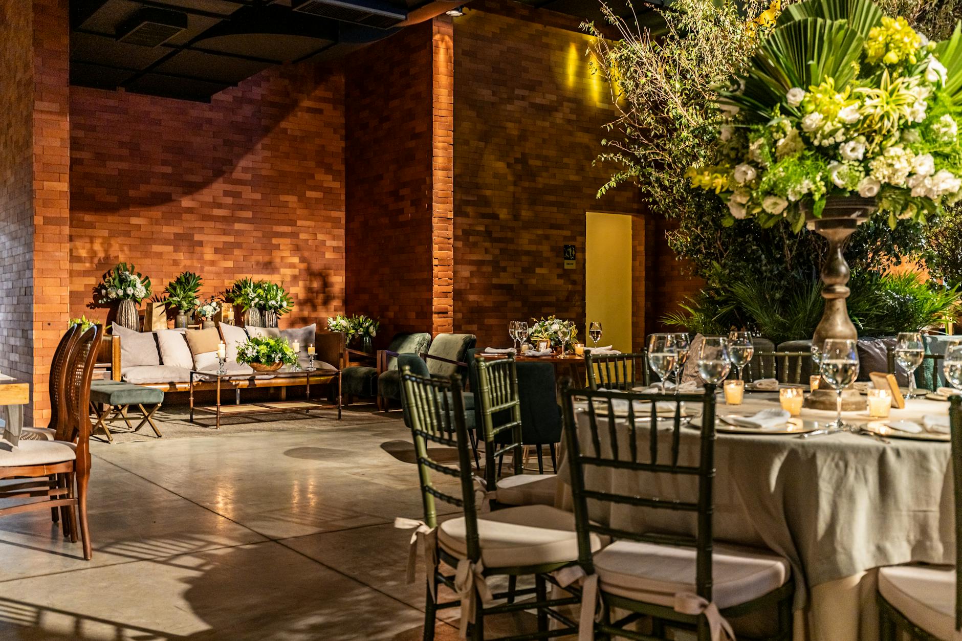 Elegancko udekorowana sala restauracyjna z nakrytymi stolikami