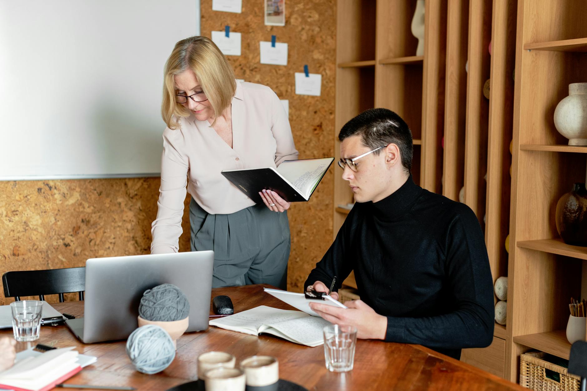 Zespół w biurze omawia szczegóły briefingu dla partnera