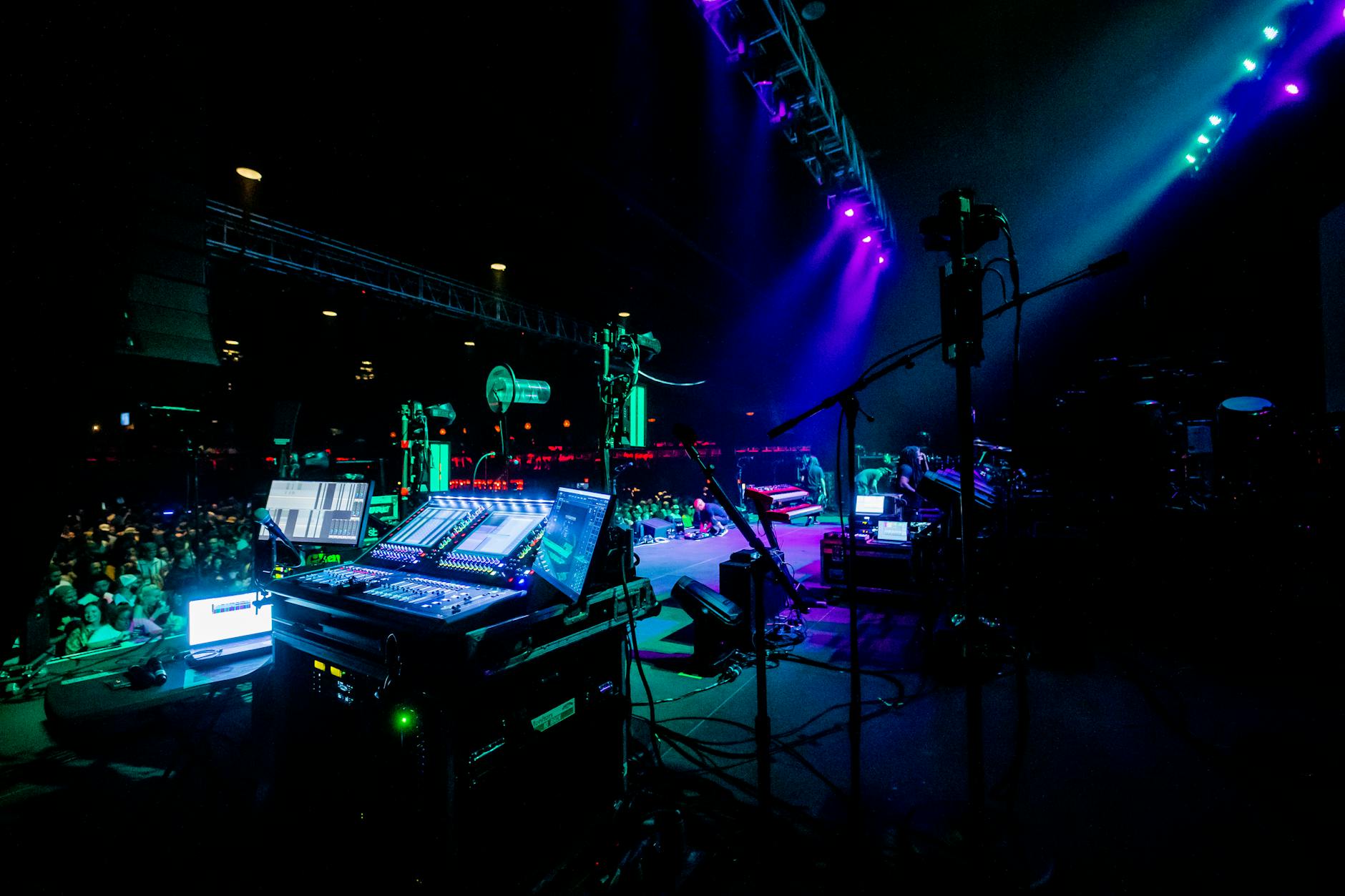 Scena koncertowa z kolorowymi światłami i nagłośnieniem
