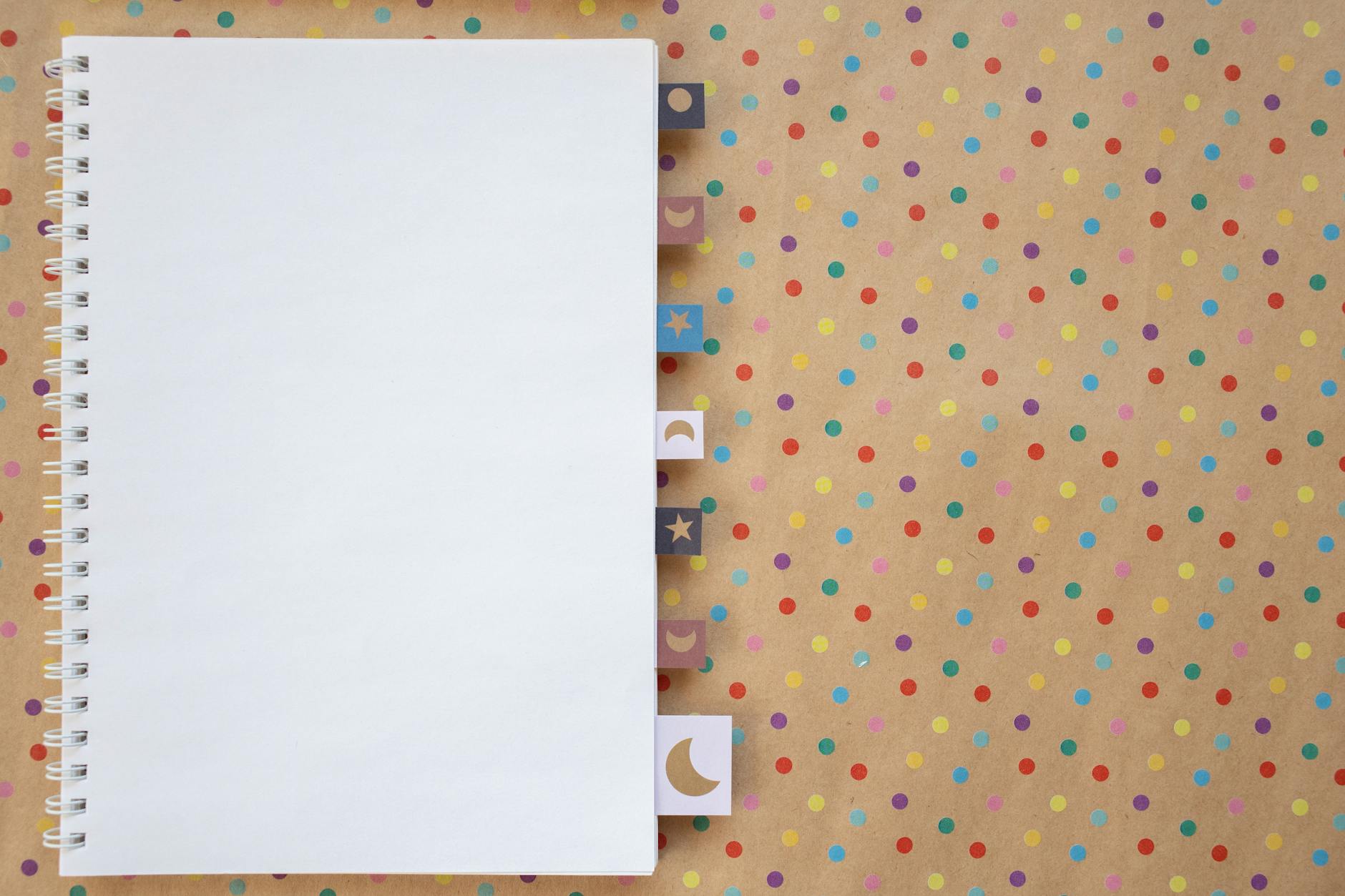 Spiralny notes na kolorowym tle w kropki