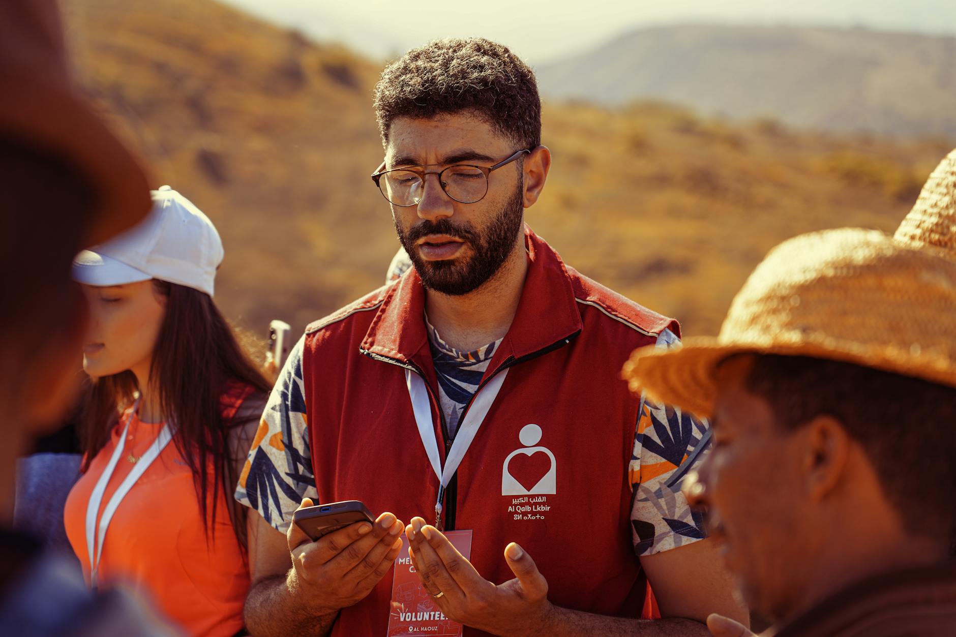 Wolontariusze na zebraniu plenerowym planują atrakcje charytatywne