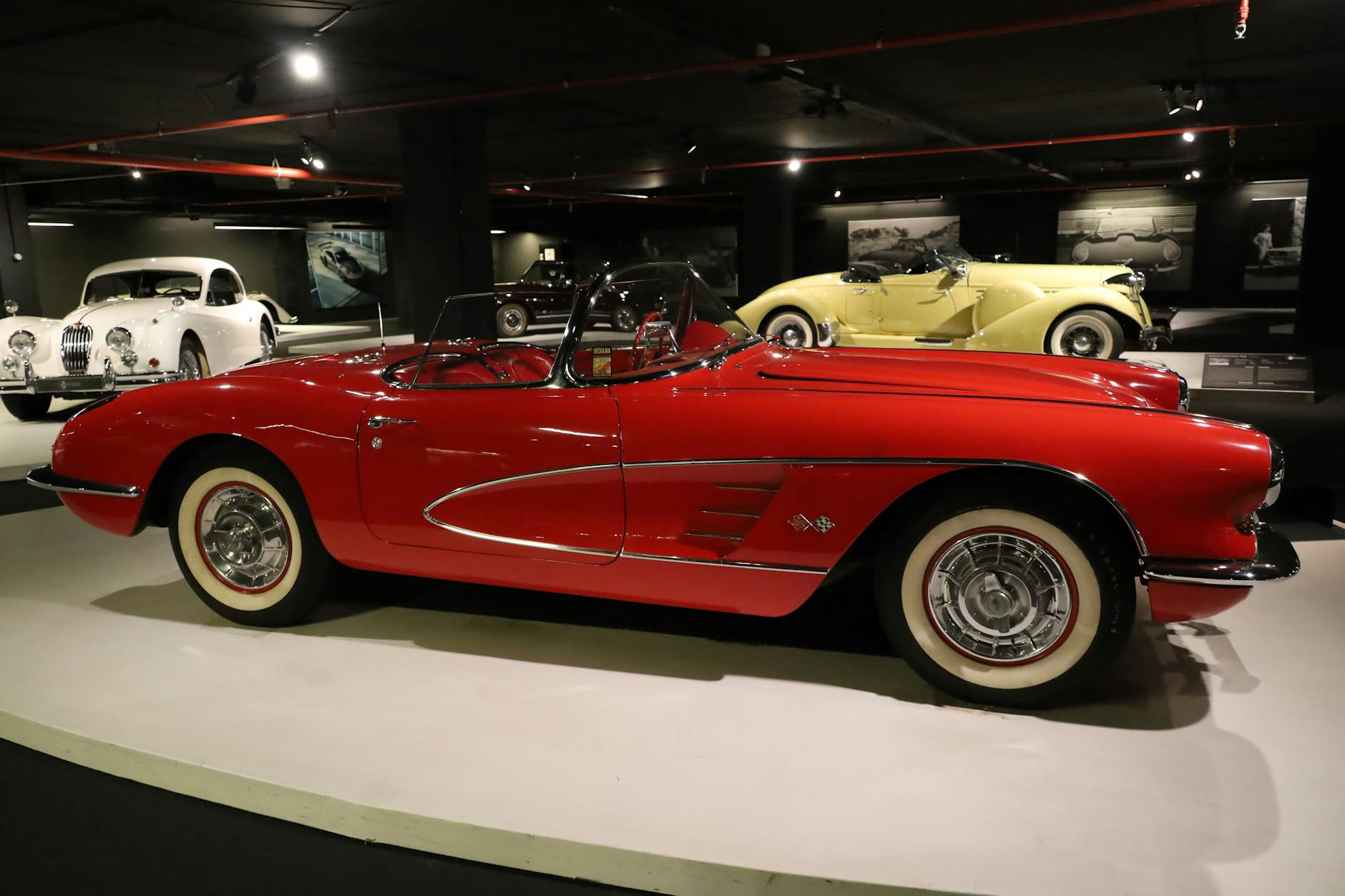 Czerwony klasyczny kabriolet w eleganckim muzeum motoryzacji
