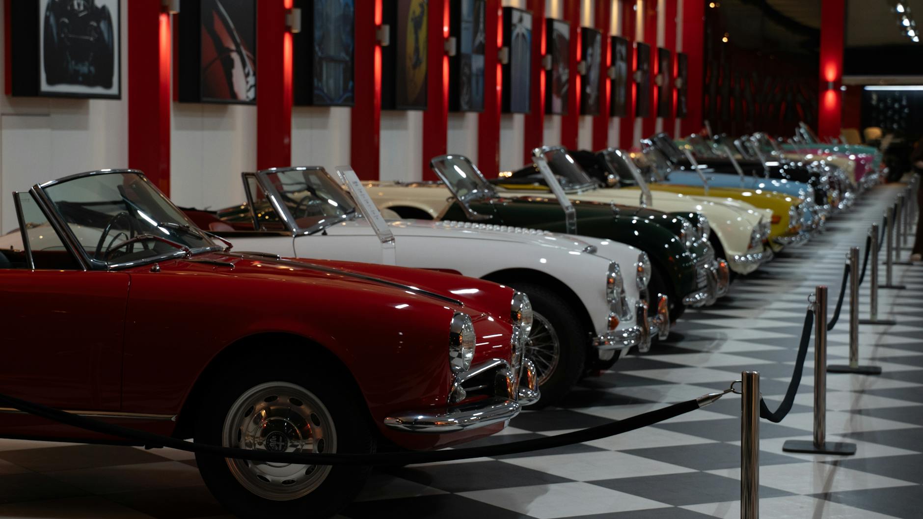 Rząd zabytkowych kabrioletów w muzeum motoryzacji w Izmirze