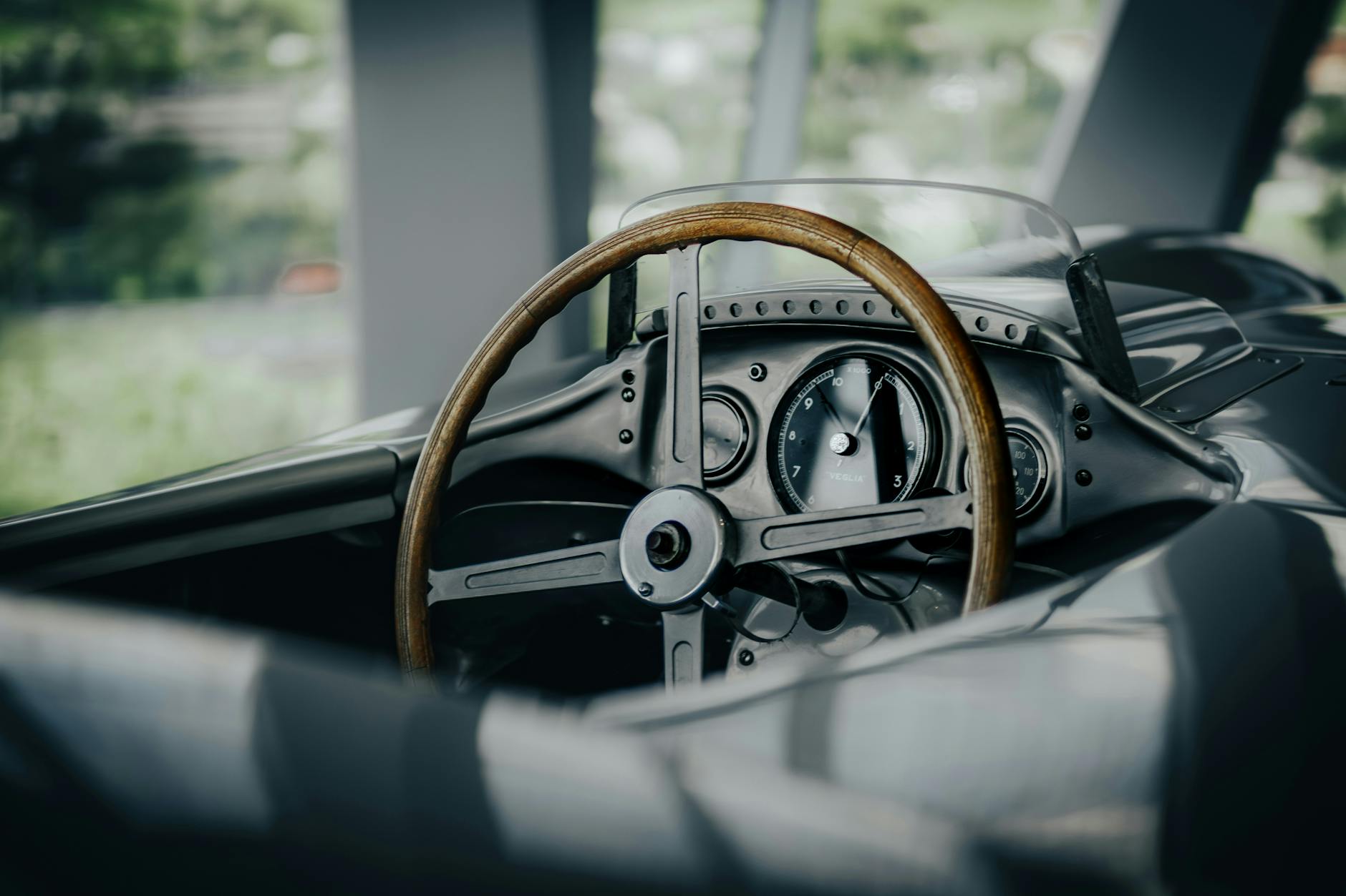 Wnętrze klasycznego Mercedesa z drewnianą kierownicą w muzeum w Stuttgarcie
