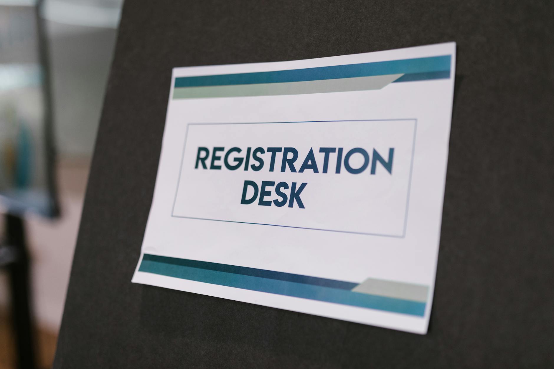 Bliski plan tabliczki registration desk na ciemnym tle