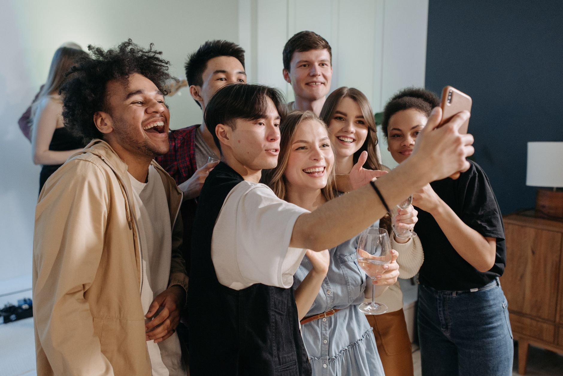 Grupa znajomych robi radosne selfie w sali podczas balu