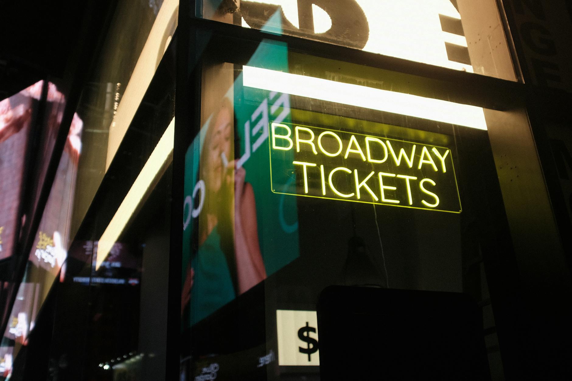 Neonowy szyld Broadway tickets nocą na ulicy w Nowym Jorku