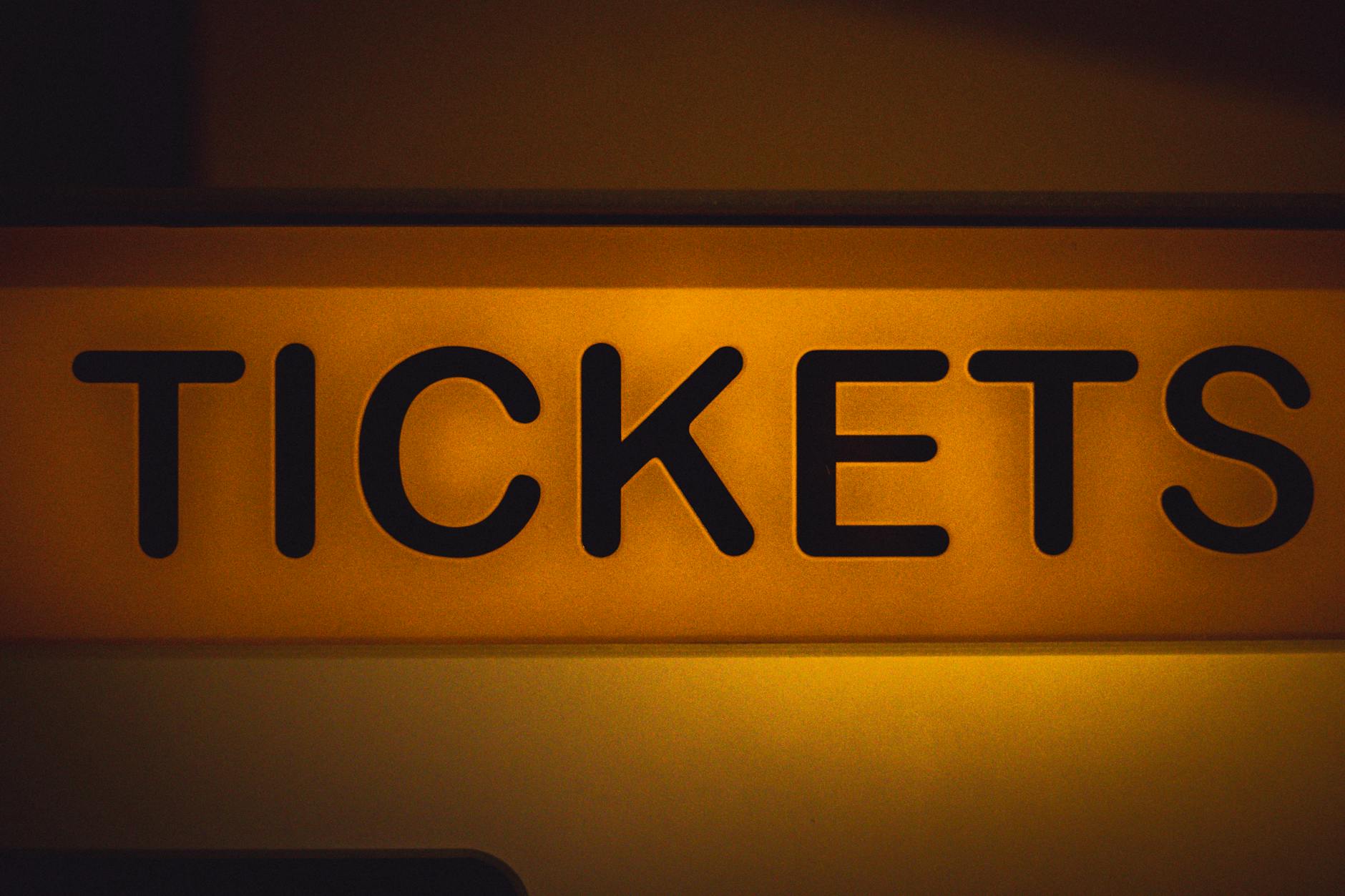 Podświetlony żółty napis Tickets na ciemnym tle