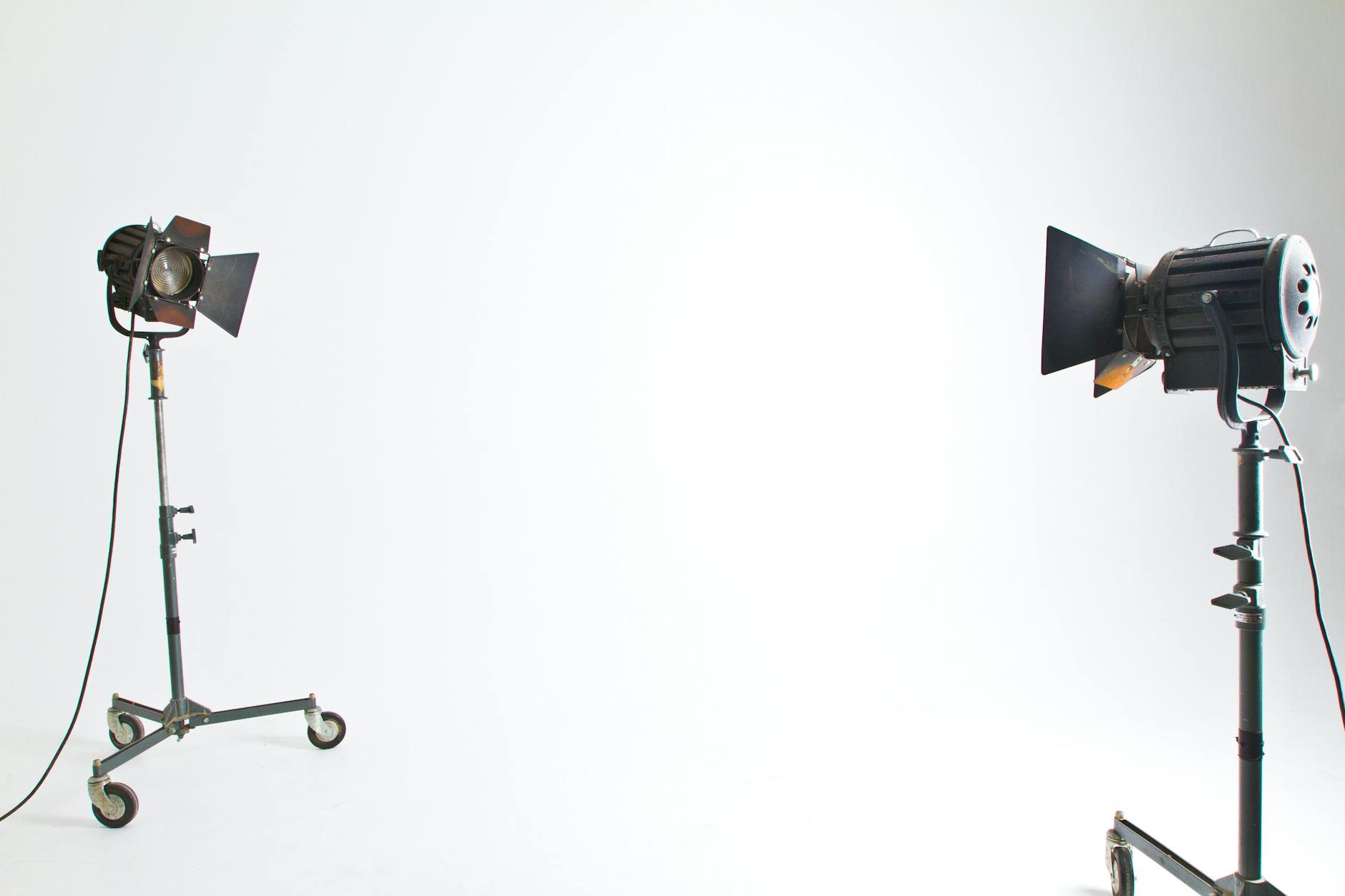 Studyjne reflektory ustawione w profesjonalnym studiu fotograficznym