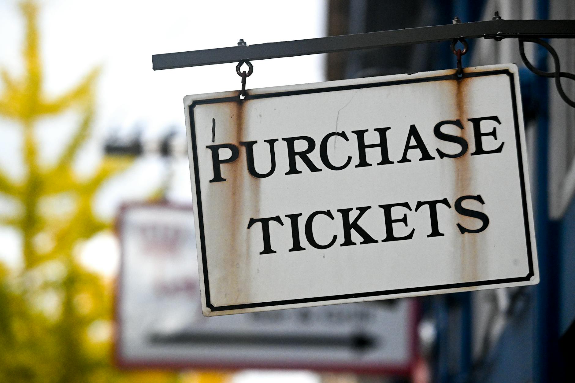 Zbliżenie na retro szyld Purchase Tickets w Covington w Kentucky