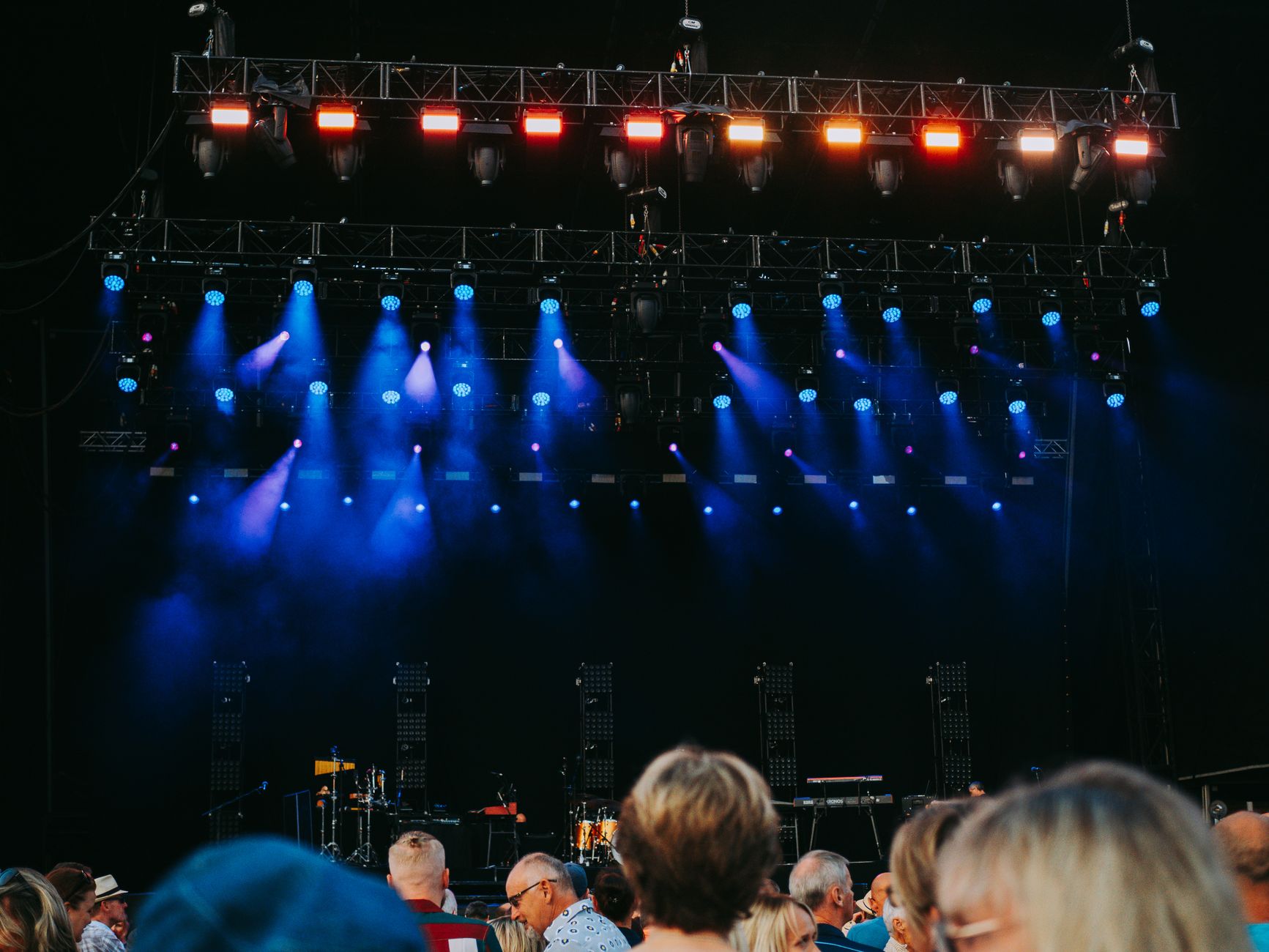 Publiczność na nocnym koncercie w kolorowym oświetleniu sceny