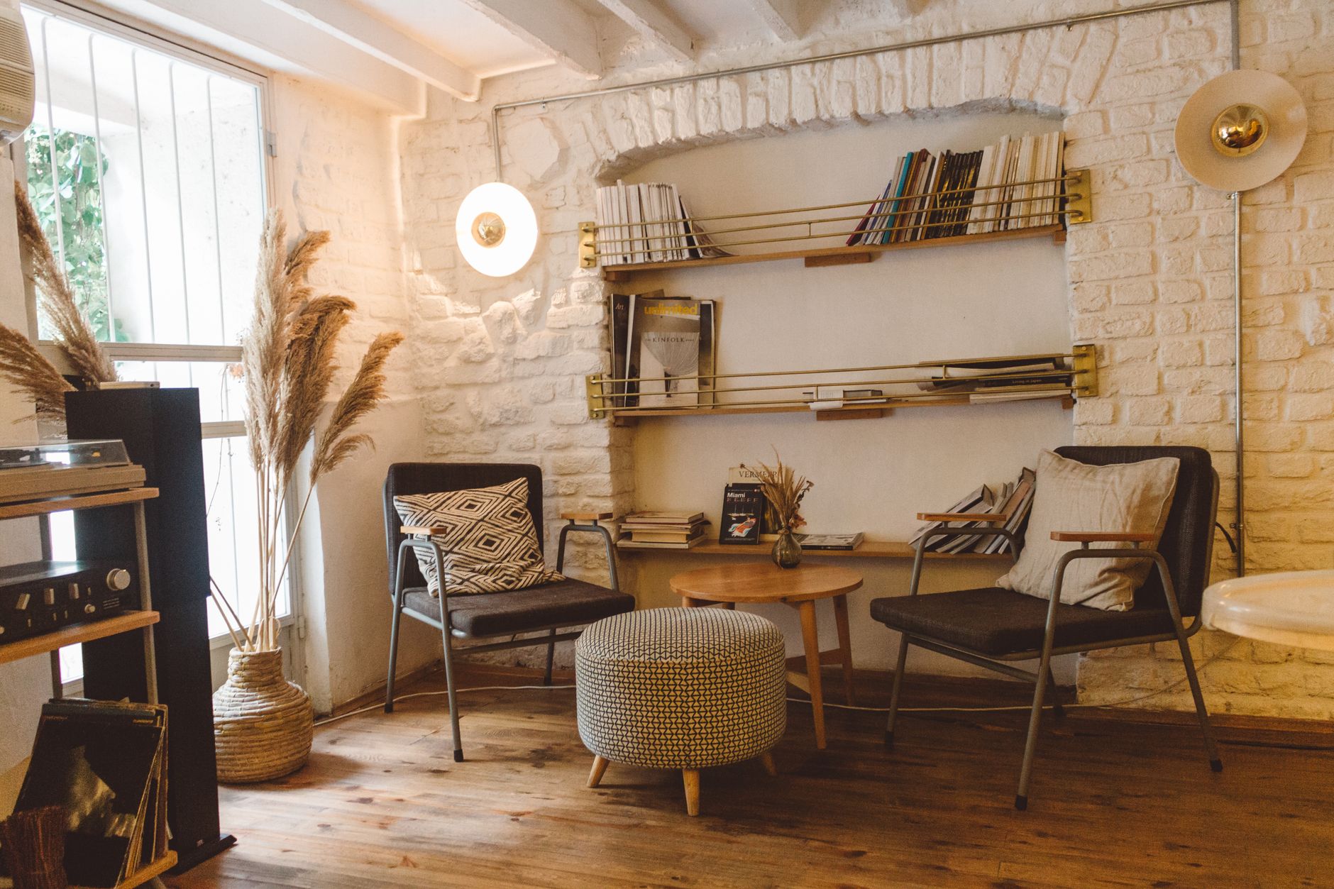 Przytulny salon w stylu modern rustic z fotelami i regałem na książki